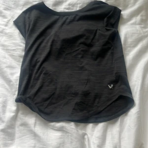  Två Tränings t-shirt -  Har knappast använt anan