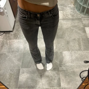Lågmidjade bootcut jeans - Jätte snygga jeans från Gina Tricot säljer då de är lite för korta för mig som är 172cm. Har använt fåtal gånger och de är fortfarande i nyskick💘nypris:500kr