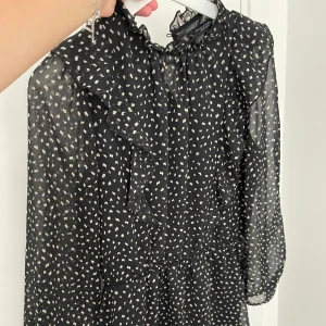 Zara klänning - Prickig volangklänning från Zara