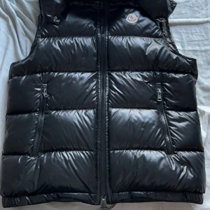 Moncler väst - Bra skick, knappt använd Snabb affär bra pris