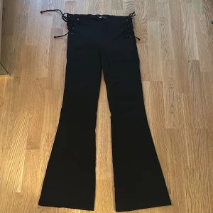 Byxor med snörning  - Använda 1gång 