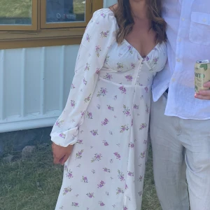 Vit och blommig sommarklänning - Klänning ifrån Gina Tricot, använd en gång. Sitter jättefint!! Ny pris:500