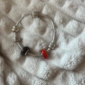 Pandora armband  - Pandora armband med fem berlocker nästan aldrig använt💕