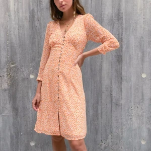 Adoore lookalike - Adoore lookalike klänning vit och organge som sitter jättefint på. L men mer som en M/S.🧡