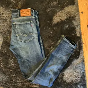 Tjena säljer mina riktigt feta Replay jeans då dom är för små för mig , riktigt feta slitningar som gör de unika 31/30 bara modell står ej. Hör av dig om du har några funderingar!