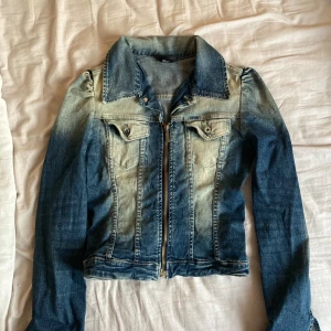 Diesel blå jeansjacka, storlek S - En snygg och trendig jeansjacka. Jackan är i en mörkblå färg med en blekt effekt. Den har en dragkedja framtill och fickor på bröstet. Jackan är i bra skick och har inte använts mycket. Den är äkta vintage från tidigt 2000tal.