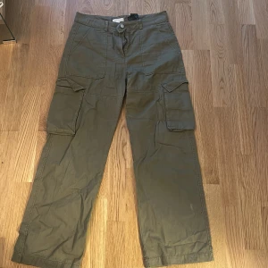 Cargobyxor - Säljer mina fina cargobyxor då dem inte passar längre, dem har tappat ganska mycket färg 