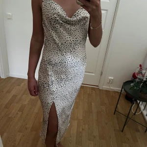 En lång fin klänning💕 - Jätte fin lång klänning med slits på sidan, passar perfekt till en bal till exempel.💕 