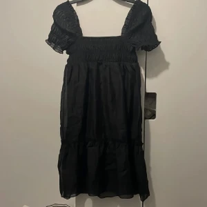 Svart klänning  - Svart fin klänning som är helt oanvänd 