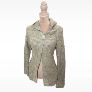 Grå kofta  - Grå kofta med knapp och huva, inga defekter