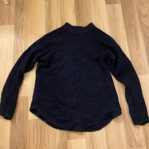 Stickad tröja  - Aldrig använd 