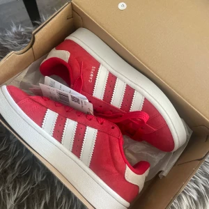 Adidas Campus 00s ”Better Scarlett” strl 36 2/3 - Helt oanvända Adidas Campus 00s ”Better Scarlett” storlek 36 2/3. Röda och superfrächa!