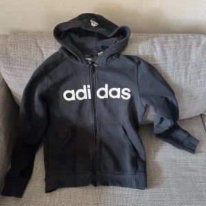 Adidas hoodie - Adidas hoodie i stolek 164, i fint skick