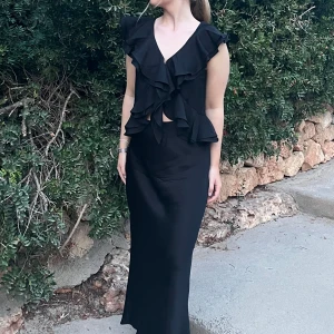 Svart blus  - Säljer denna svarta volang blus från H&M, endast använd en gång.