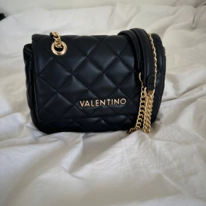 Valentino väska - Valentino väska i nästan nytt skick 