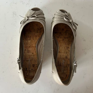 Skor - Supersöta glittriga skor med kilklack. Jättebekväma att gå i och passar till alla tillfällen. Skriv gärna privat för fler bilder!💗