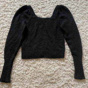Stickad svart tröja  - Lite finare stickad svart tröja från Lindex, passar perfekt till sommaren💕har knappt använt den🩷