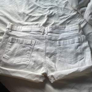 Ett par vitta jeans shorts med snygga fickor 