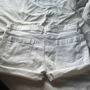 Vita jeans shorts  - Ett par vitta jeans shorts med snygga fickor 