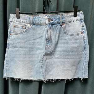 Lågmidjad jeanskjol 💗  - Jättesöt lågmidjad jeanskjol 💕 