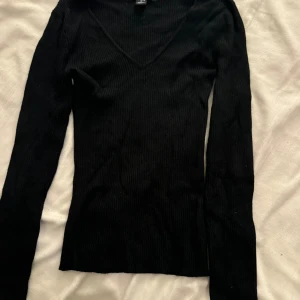 Vart tröja - En fin svart tröja. Använd 2 gånger. Hör av dig vid minsta lilla fråga eller fundering.