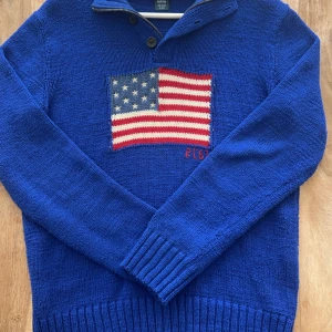 Ralph lauren tröja - Säljer nu en fet Ralph lauren tröja med den amerikanska flaggan på. Storleken är 18-20 men passar som S. Nypris:2500 Mitt pris: 1000