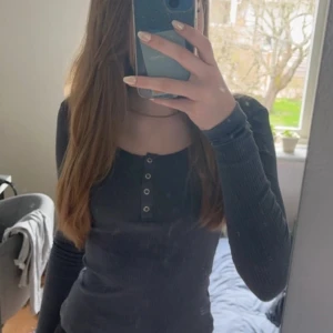 tröja med knappar - Fin tröja i skönt och stretchigt material. Säljer då den inte kommer till användning längre.❤️‍🔥