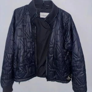Calvin Kline jacka  - Säljer min jacka som är i bra skick. Är lite osäker på storleken men skulle gissa på xs/xxs