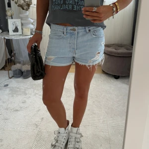 Lågmidjade jeansshorts  - Säljer dessa så snygga lågmidjade jeansshortsen med slitningar 😇😇