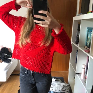 Hålstickad topp - En jättefin röd hålstickad topp 💕💕💋perfekt för sommarkvällar till långa kjolar eller ett par baggy jeans ❤️köpt på Zara i Finland för 3 år sedan 💕🥰