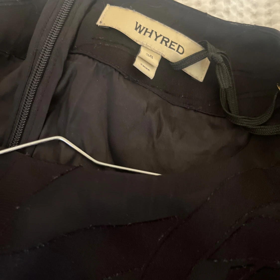 Snygg Whyred klänning med svart mönstrat tyg - 90