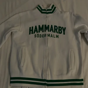 Hammarby hoddie  - Väldigt bra skick, ser ut som ny. Äkta Hammarby tröja som inte har några fläckar osv. Stl 158/164 men passar mig som har xs/s, skriv om bilder där jag har den på mig eller om ni har några andra funderingar! Pris kan diskuteras!! 