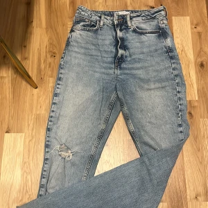 Blåa jeans  - Ett par blåa jeans köpta på zara med en hög midja samt två hål vid knäna! Sitter super och formar fint👍