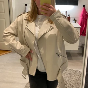 Biker jacka - En beige biker/skinnjacka från missguided. Skitsnygg med fin kvalitet men dessvärre för stor för mig.