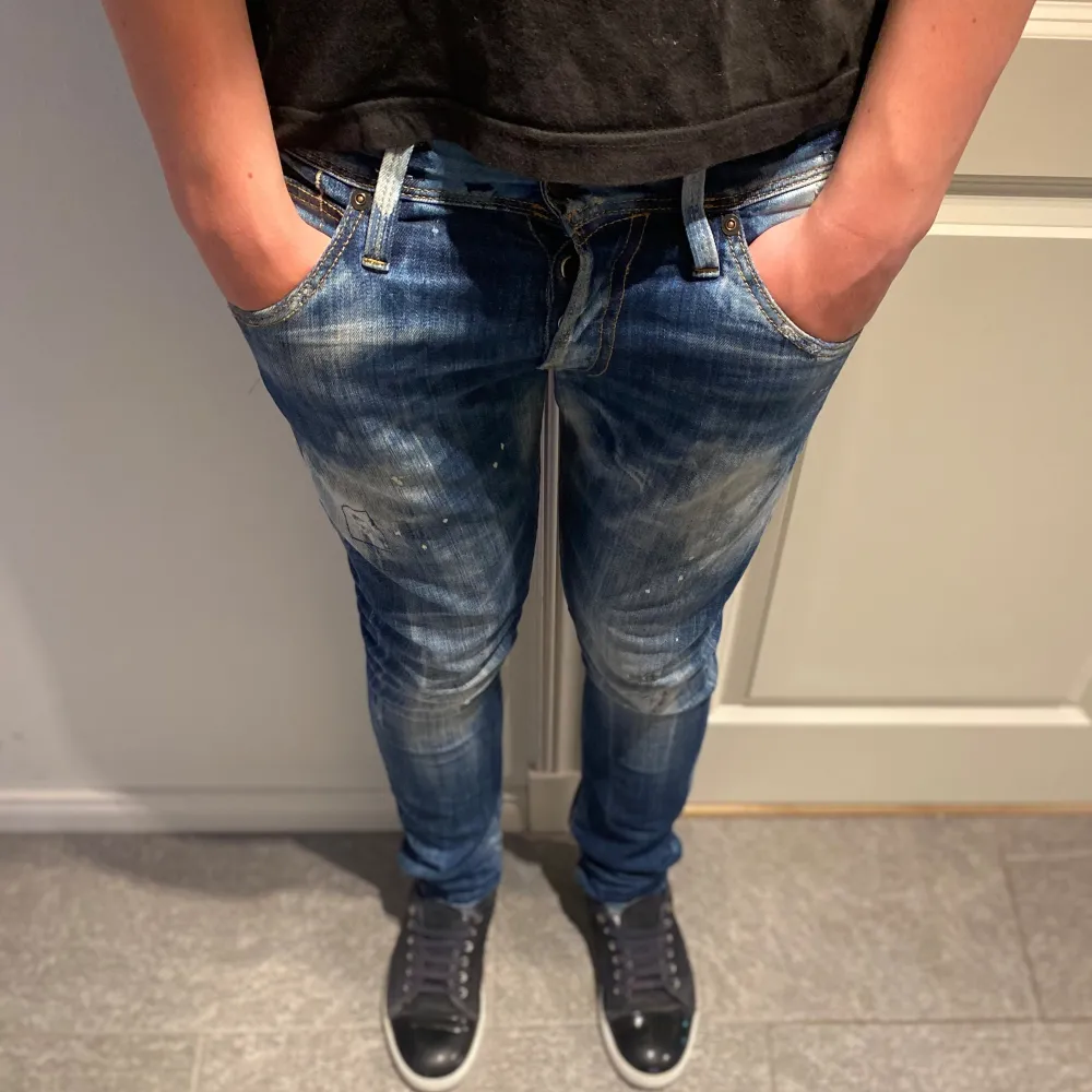 Hej! Säljer nu dessa ”slitna jeans” inköpta på miinto för några månader sedan. Sparsamt använda och i fint skick. Nypris 900kr men säljer för endast 400kr. Storlek W28 L32, som referens är han på bilden 185cm. Hör gärna av dig vid frågor🙌🤝🏻. Jeans & Byxor.