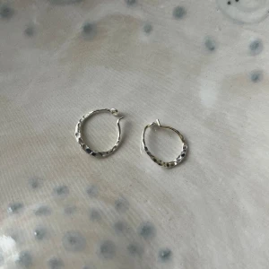 Silverörhängen - Supersöta små örhängen i sterling 925 silver. Sparsamt använda, fint skick💓 