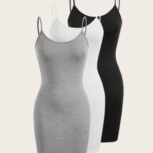 Tre klänningar  - Köpte ett pack med tre klänningar i storlek S, men visade sig att det inte var min rätta storlek. Aldrig använt, stretchiga, och fick paketet förra veckan. (Inte mina bilder) 