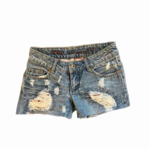 Vintage jeanshorts - Säljer dessa vintage jeansshorts som är midwaist💕