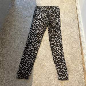 Hej! Mina leopard pjamas byxor är tyvärr för stora för mig så Därför säljer jag dom. Storlek S. Dom ser lika dana ut bak som fram. Jätte fint mönster 😊