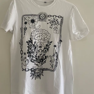 T-shirt med tryck - Cool T-shirt med tryck som är använd endast 2 ggr. Lappen är utklippt då den skavde. Inga defekter eller liknande.  Tröjan är special edition från ett litet märke men producerat med south west, så det finns bara ett få par exemplar. 