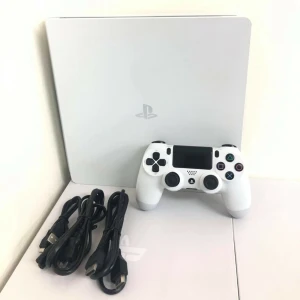 PLAYSTATION 4 VIT SLIM  - Säljer en playstation 4 slim, som jag knappt har haft någon användning av. Det finns spel och 2 kontroller samt i kartong. Kvitto ska också finnas. 