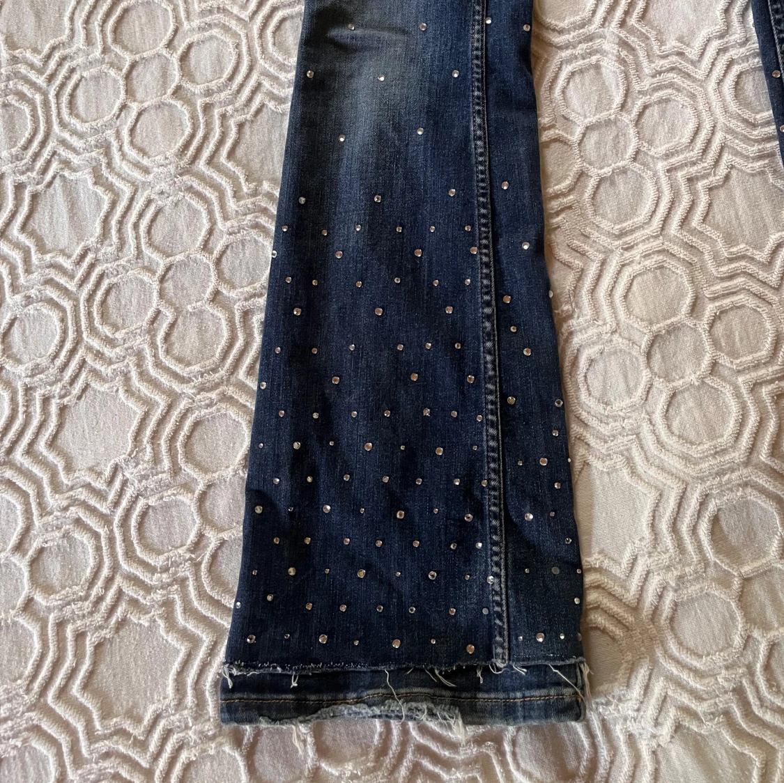 Lågmidjade bootcutjeans med glitter och stjärnor - 93