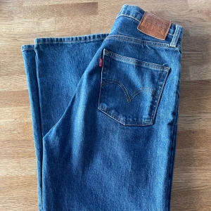Nya Levi's jeans modell "Ribcage" W27 L29 - Oanvända nya Levi's jeans i modellen "Ribcage Straight" i färgen "Jazz Pop - Blue".  Storlek: W27, L29. Säljes pga att det inte går att lämna tillbaka längre 🥴 Originalpris 1,319kr på Levi.com, säljes för 989kr (-25%) 💕💐