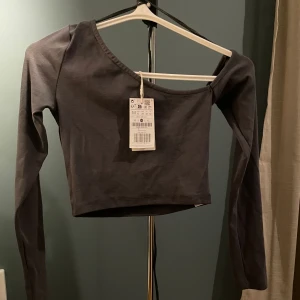 Topp - One shoulder tröja ifrån zalando, aldrig använd som ni ser då lappen fortfarande är kvar:) Skulle säga att den är mer en S än en M