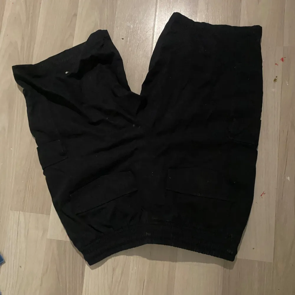 Svarta jorts/shorts säljer i tre olika färger 40kr st och alla för 100kr| baggy aldrig använda . Shorts.