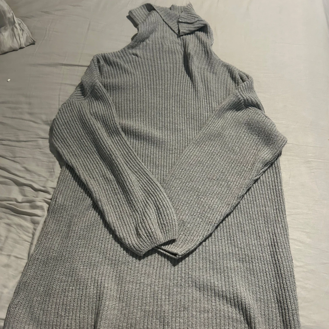 Grå stickad klänning  - 90