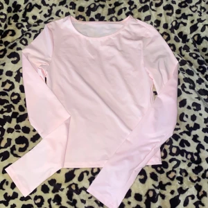 Långärmad tröja rosa - En ljus rosa långärmad tröja. Den är som en magtröja 