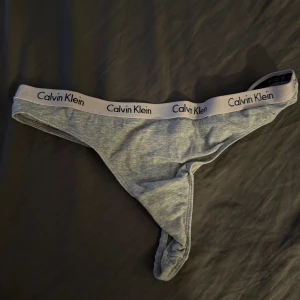 Calvin klein - Gråa Calvin Klein string i storlek L