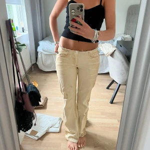 Weekday jeans  - Så sjukt snygga jeans🩵har en liten fläck som går bort! Passar 36-38⭐️färgen är gul/beige 