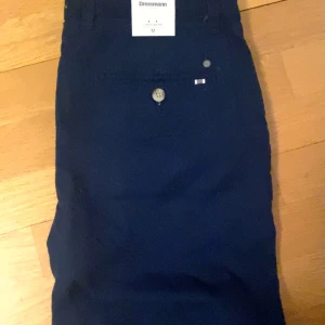 Linne shorts  - Säljer dessa helt nya mörkblå linne shorts aldrig ancpnda lappen kvar  Storlek M Skriv för fler funderingar eller bilder